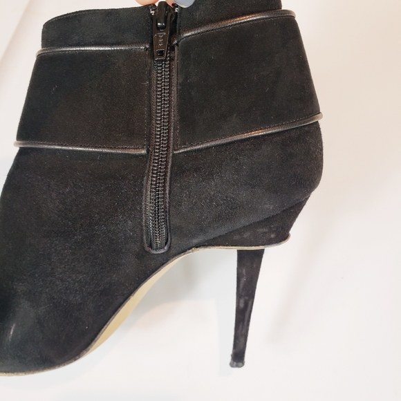 Manolo Blahnik suede ankle booties - Picture 6 of 8